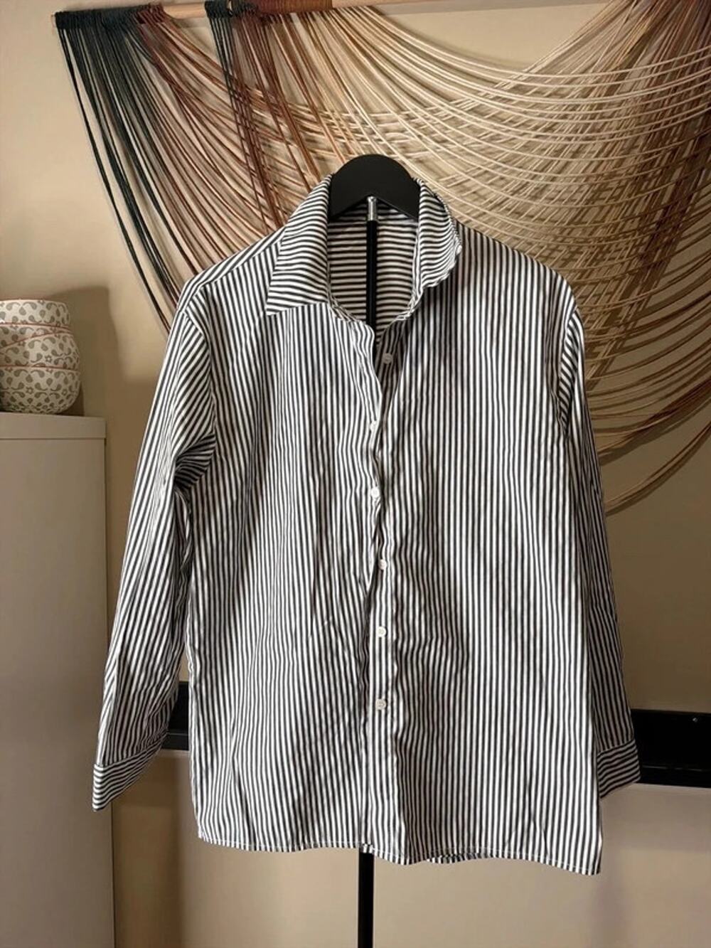 Gray and white striped button up top EUC 3464 M